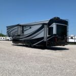 2018 Luxe Fifth Wheel 38GLS full