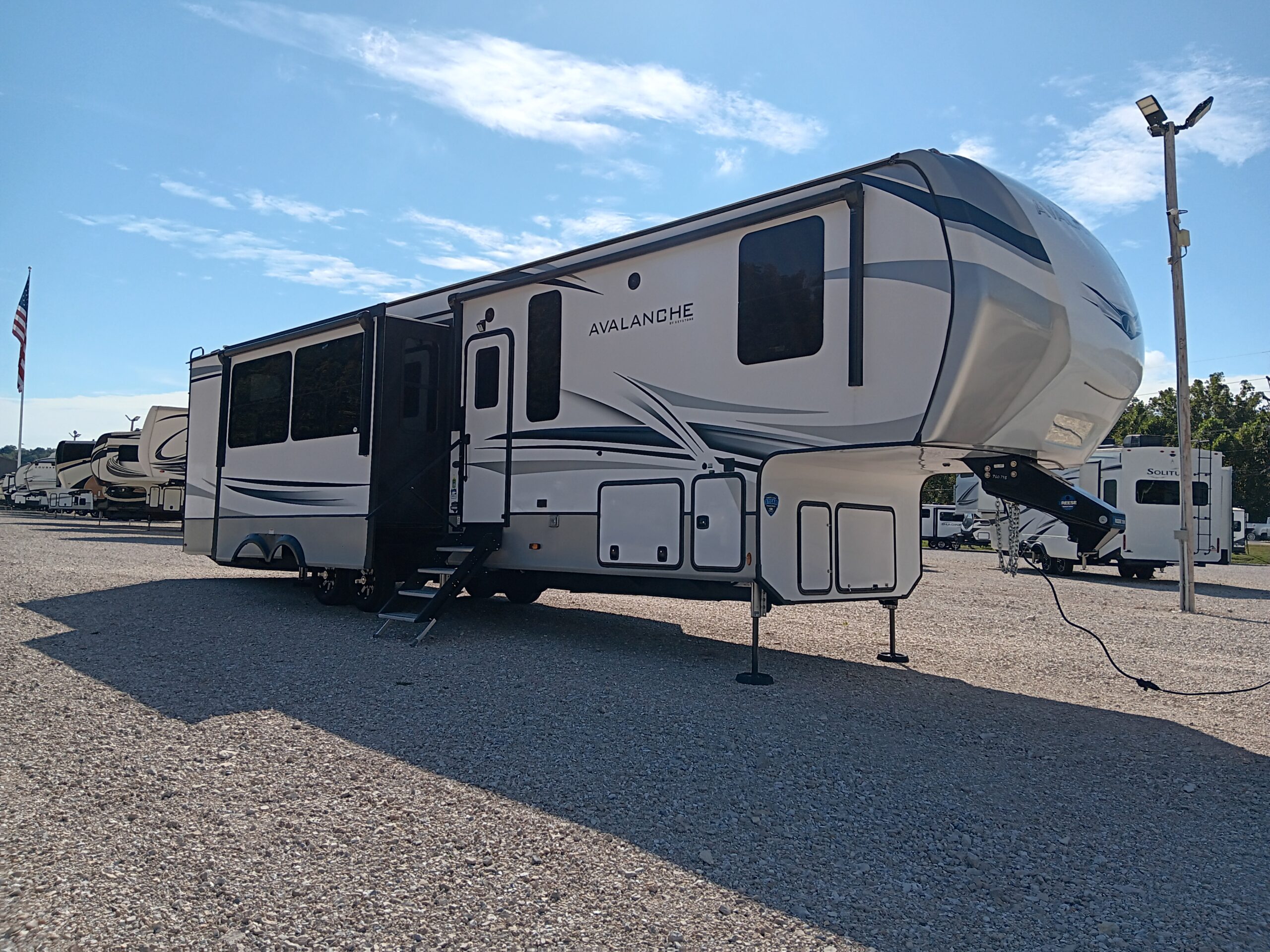 2023 Keystone Avalanche 390DS full