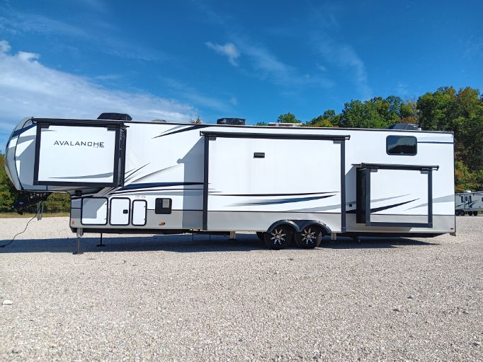 2023 Keystone Avalanche 390DS full