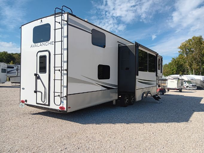 2023 Keystone Avalanche 390DS full